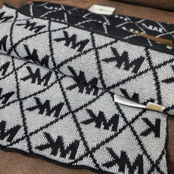 MichealKors- Scraf & Hat Gift Set - Picture 4 of 6